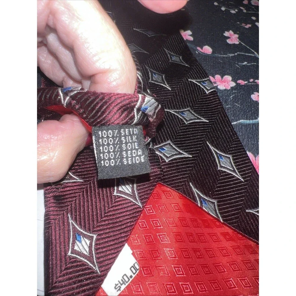 VIENICCI Tie Silk burgundy necktie featuring a geometric diamond pattern.